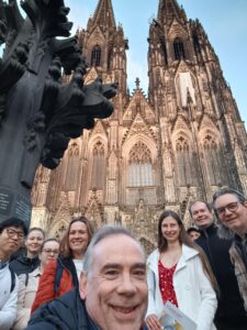 Teilnehmende Stadtrundgang vor Kölner Dom